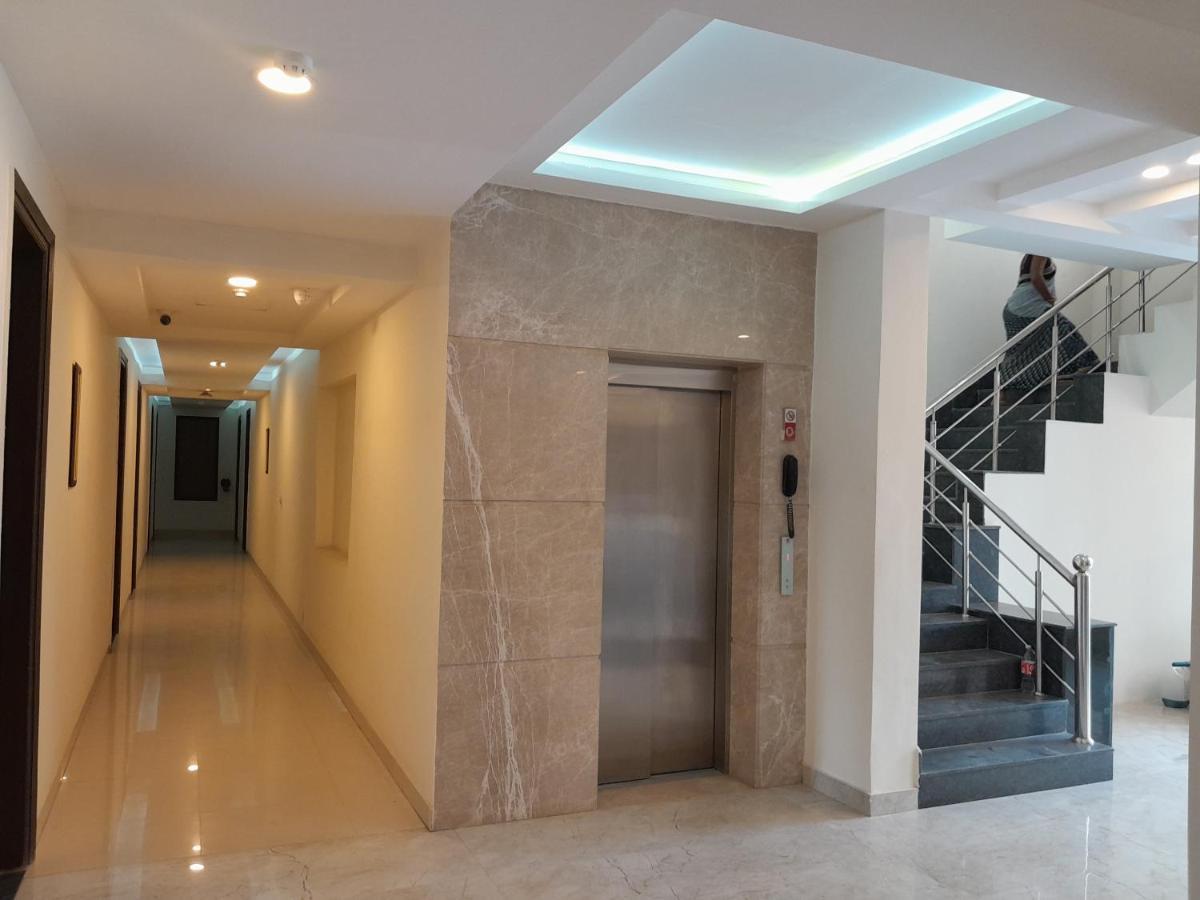 Hotel The Luxem - Behind Ibis Hotel Gurugram Гургаон Экстерьер фото